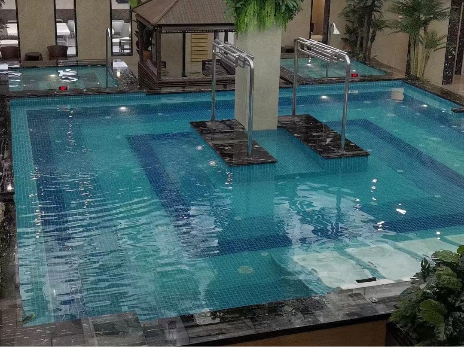 山西省长治市大浪淘沙假日酒店的酒店游泳池