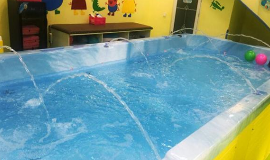婴儿游泳池