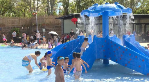 家长都很放心地带孩子前来戏水玩乐